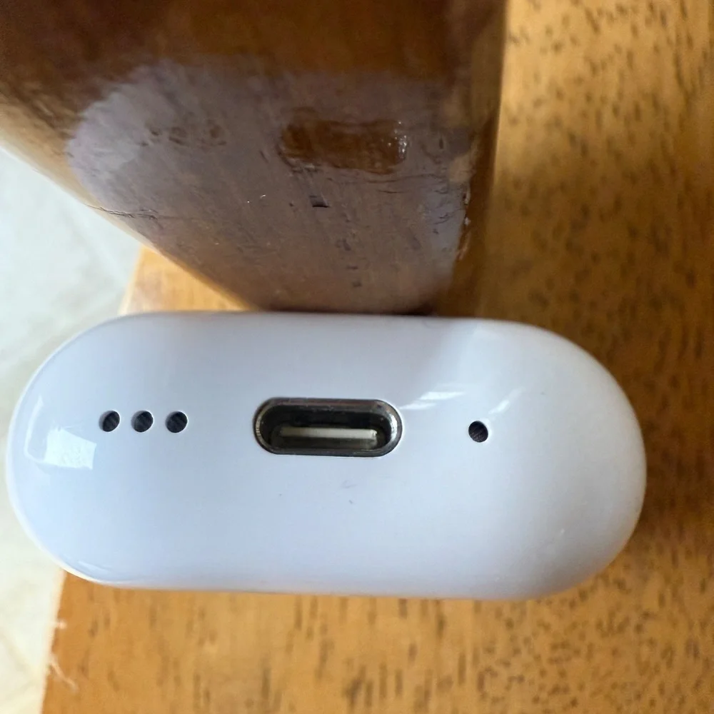 Apple Airpods 4 w/Noise cancellation - Picture 3 of 7